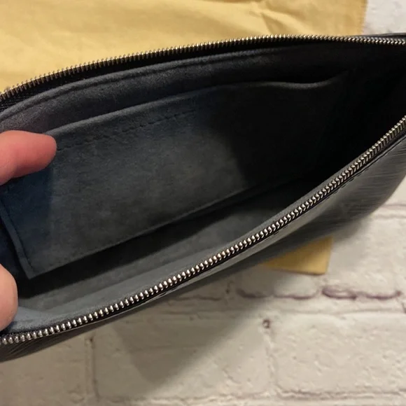 Louis Vuitton - Picture 9 of 11